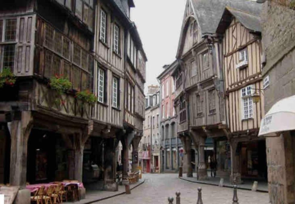 Appartement En Plein Coeur Historique De Динан Екстериор снимка